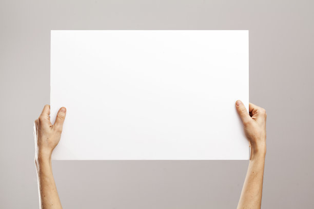 年轻女子手持纸板图片下载