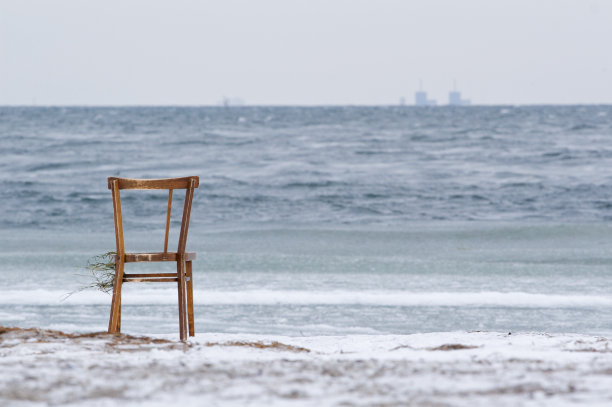 被冲上岸的椅子和Barseb图片下载