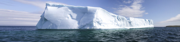 海中冰山的全景图片下载