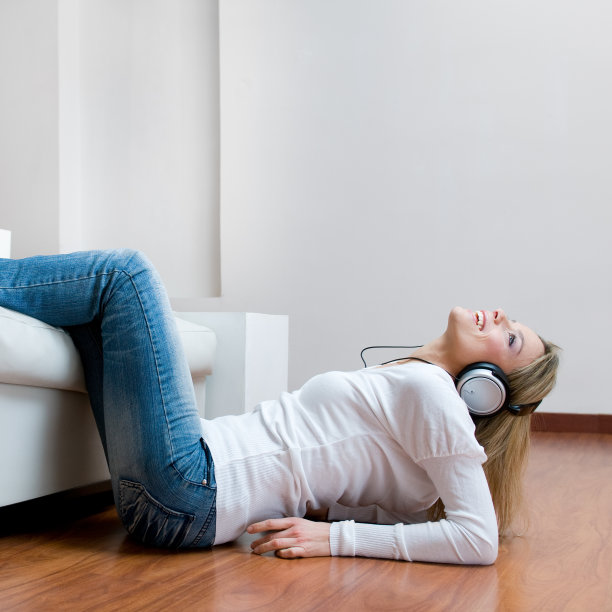 微笑的年轻女子听着音乐图片下载