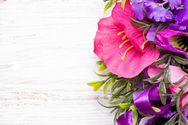 人造花环孤立在白色木材上的特写图片下载