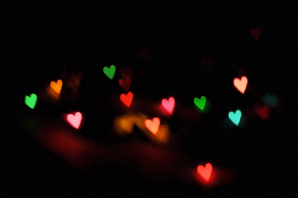 五彩缤纷的心型散景背景图片下载