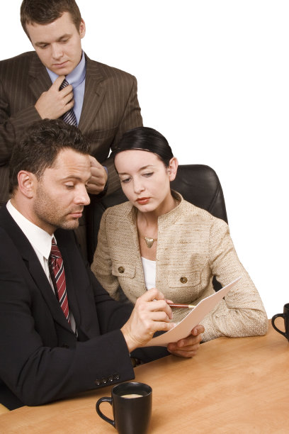 三个人在书桌前看报告图片下载