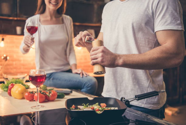 美丽的夫妇烹饪图片下载