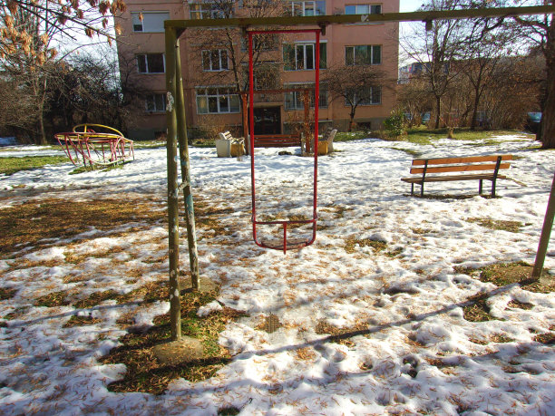 701-在操场上摇篮图片下载