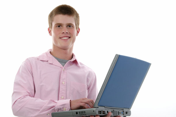 迷人的16岁男孩与笔记本电脑图片下载