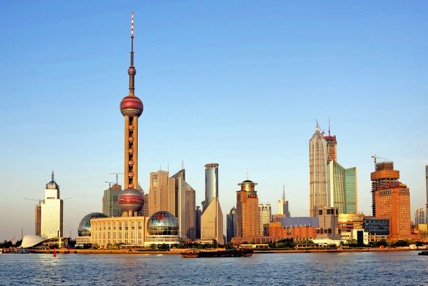 夕阳下的中国上海浦东天际线。图片下载