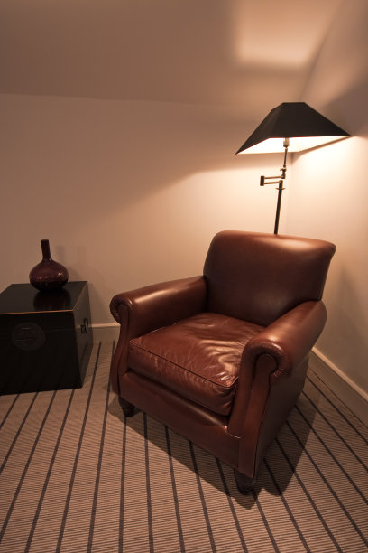 豪华公寓里的棕色皮革扶手椅图片下载