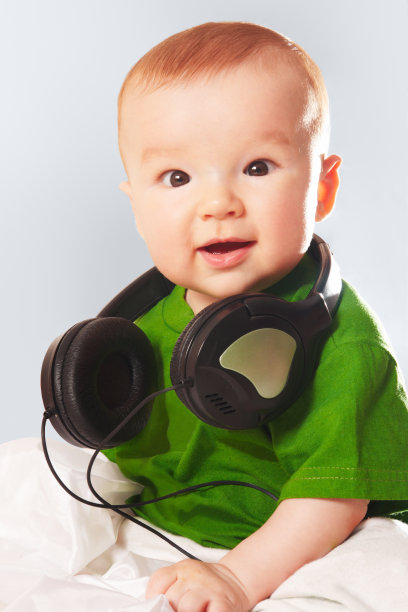 宝宝戴着耳机图片下载