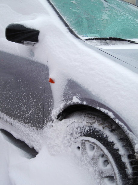 冰雪覆盖的车图片下载