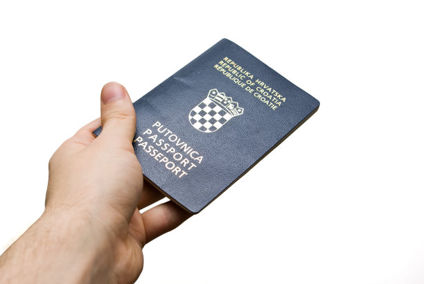 手握克罗地亚护照，孤立在白色。图片下载