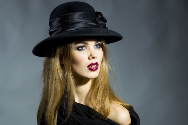 年轻的金发美女图片下载