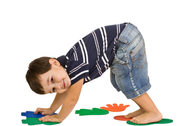 小男孩按摩脚和手图片下载