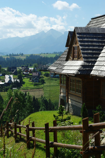 波兰喀尔巴阡山脉的乡村景观。图片下载