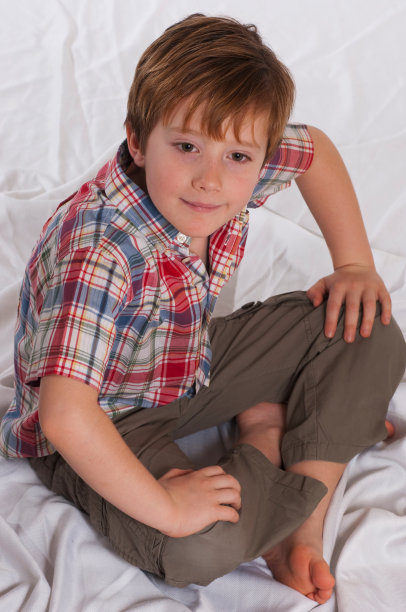 男孩坐在图片下载