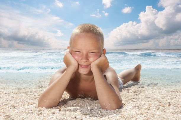 孩子与大海图片下载