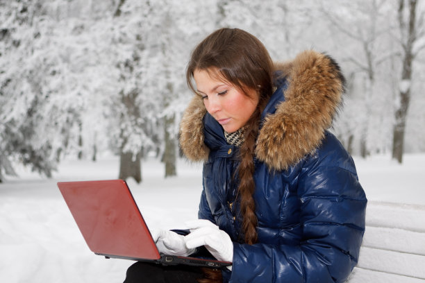 拿着笔记本电脑的女孩图片下载