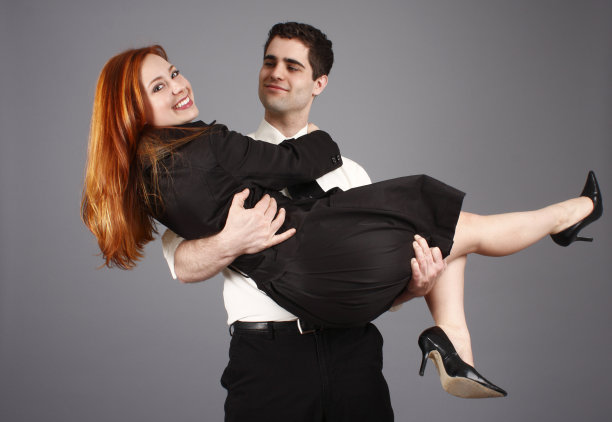 快乐的年轻夫妇图片下载