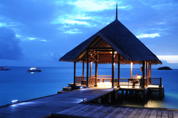 美丽的海滩度假村夜景图片下载