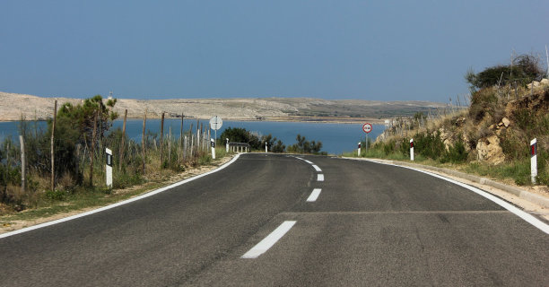 海边通往海岛的路。图片下载