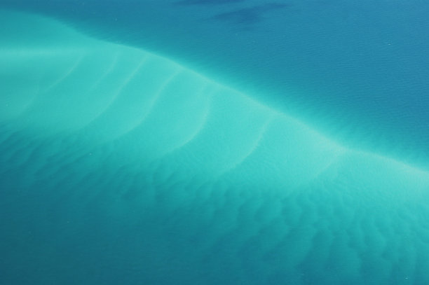 蓝绿色的大海和白色的沙滩图片下载