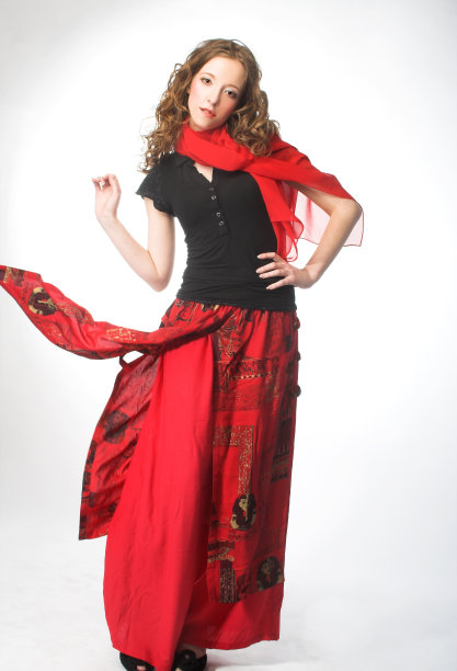 戴红围巾的女孩。图片下载