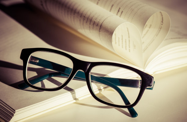打开书本和眼镜图片下载