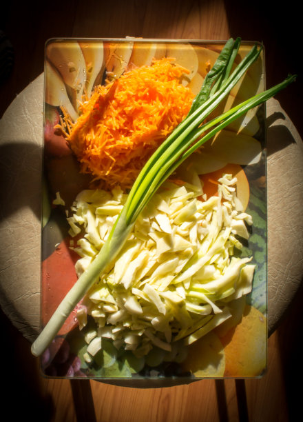 切碎的胡萝卜，洋葱和卷心菜在阴影图片下载