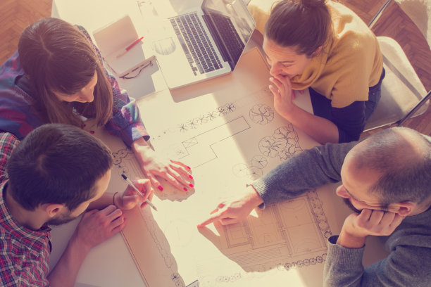 一群讨论计划的年轻人图片下载