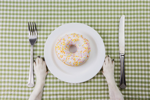 盘子里有彩釉甜甜圈。图片下载