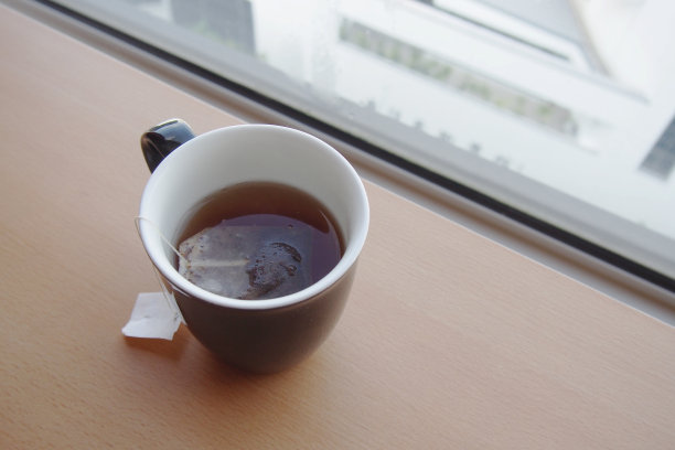 窗边的茶杯里有热茶图片下载