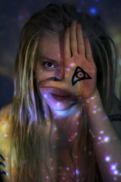 女人和空间图片下载