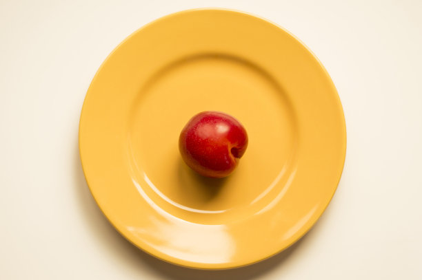 黄盘子上的梅花图片下载