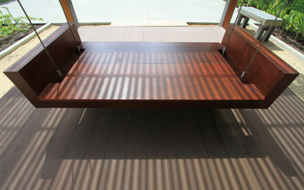 绿色花园里的木秋千图片下载