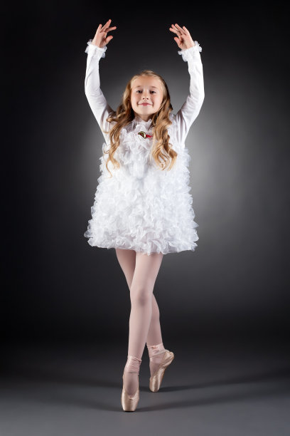 微笑的卷发女孩用尖点跳舞图片下载