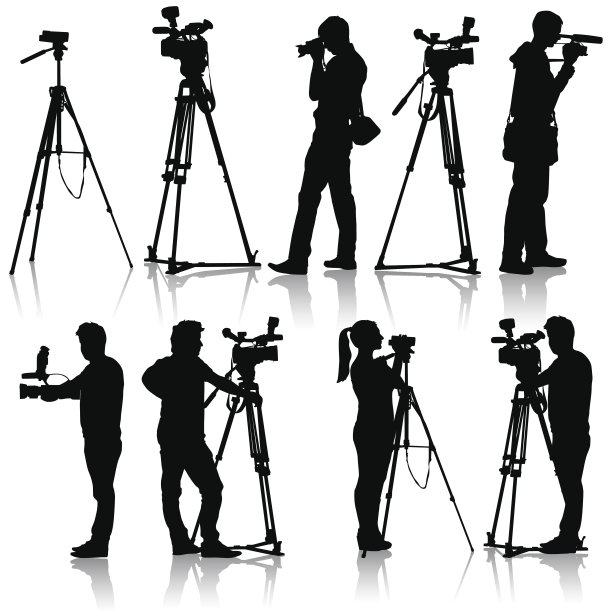 带摄像机的摄影师。白色背景上的剪影。矢量插图。图片下载