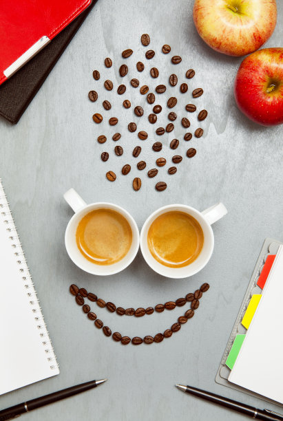 咖啡的微笑。办公室工作的概念图片下载