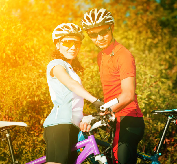 快乐的自行车情侣图片下载