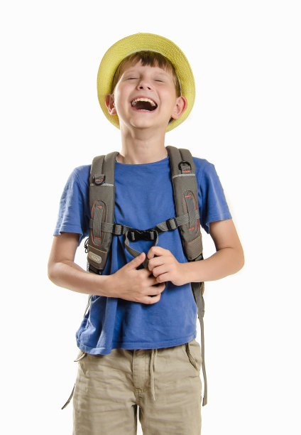 男孩背着背包去旅游图片下载