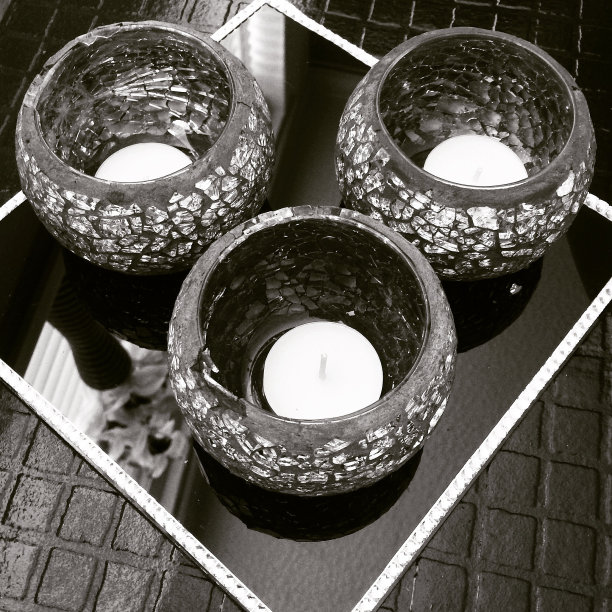 蜡烛周围的倒影图片下载