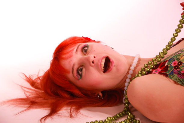 奇怪的女孩图片下载