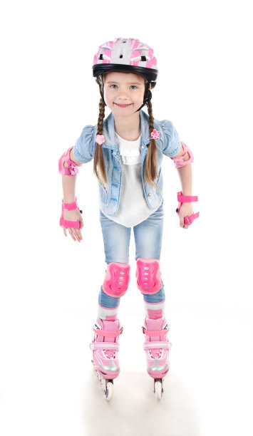 可爱的微笑小女孩穿着粉红色的旱冰鞋图片下载