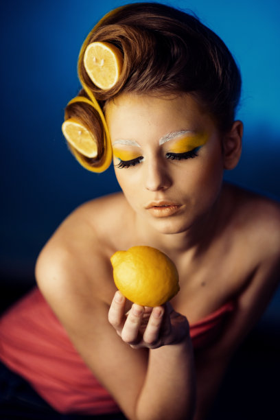 长着水果头发的女人图片下载