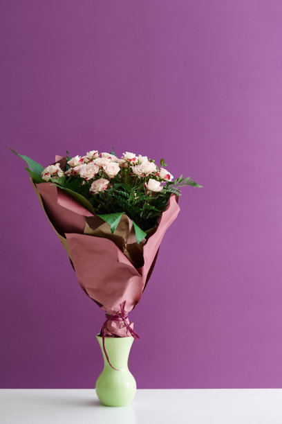 花瓶里的紫玫瑰花束图片下载