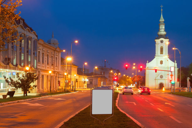 晚上在市中心有一座教堂图片下载