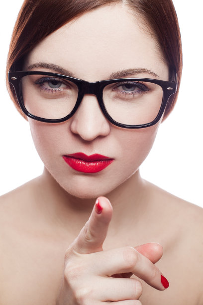漂亮的女人，红唇和眼镜看着镜头图片下载