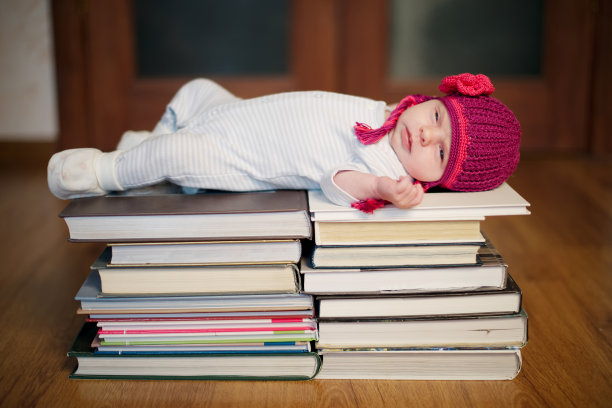 宝宝睡在一堆书上图片下载