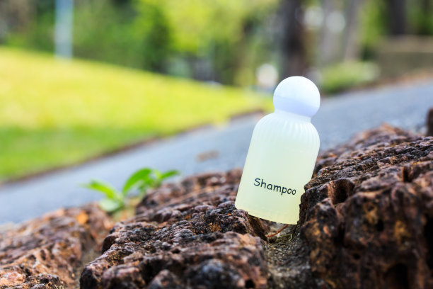 红土衣架上的水疗洗发香波。图片下载