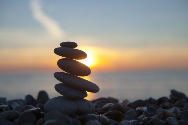 沙滩上的石头，太阳，大海，日落图片下载