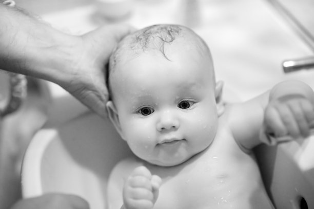 男人给刚出生的婴儿洗澡图片下载